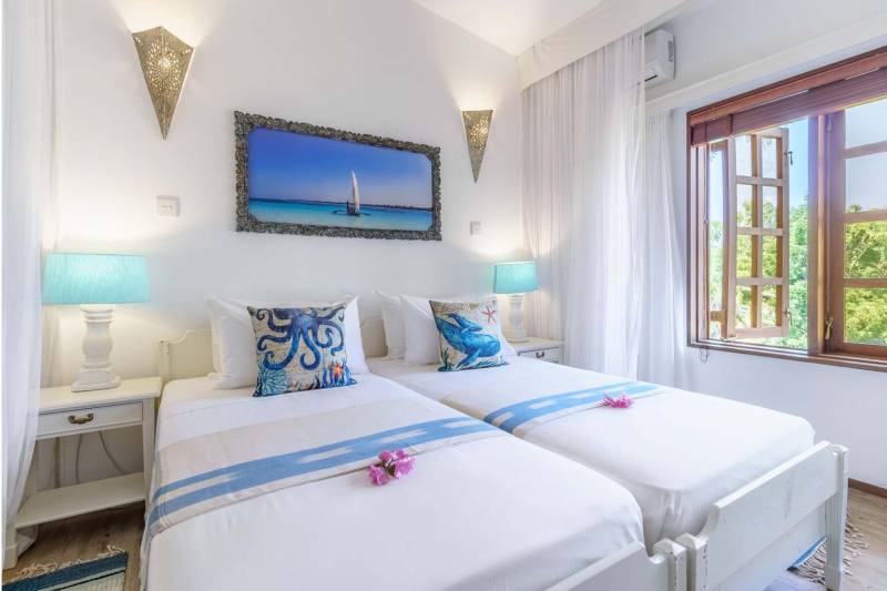 Lazy Days Private Beach Home, Villa min 8, max 16 guests - image 2