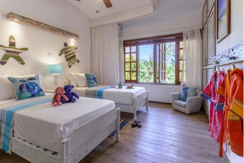 Lazy Days Private Beach Home, Villa min 8, max 16 guests - image 3