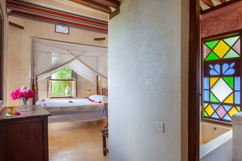 The Moon Houses, Mama Daktari, 4 Adults -Full House - image 7