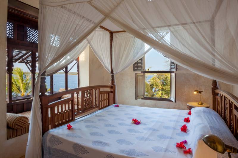 The Moon Houses, Mama Daktari, 4 Adults -Full House - image 5